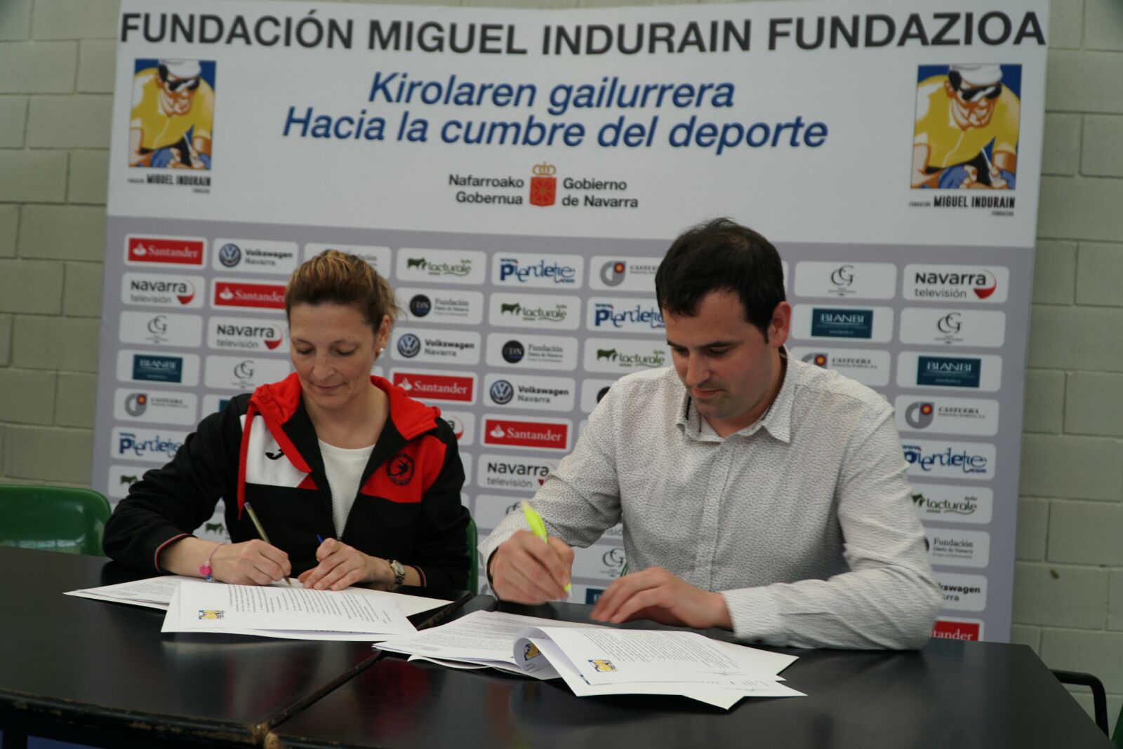 Convenio para la mejora del rendimiento deportivo de los y las deportistas de Lucha Ol&iacute;mpica de Navarra